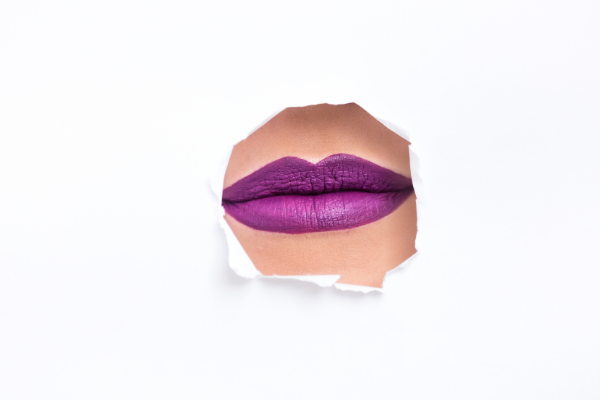 紫色の唇
