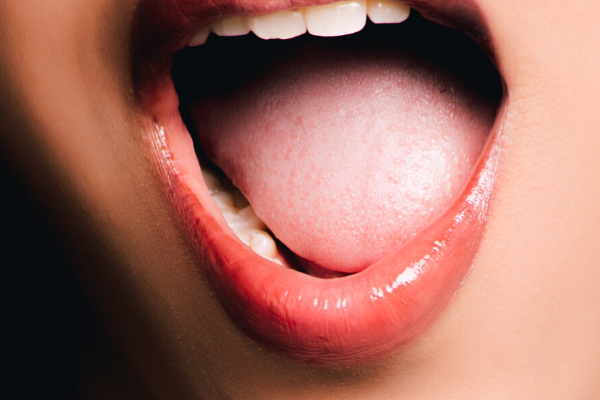 舌を開ける女性