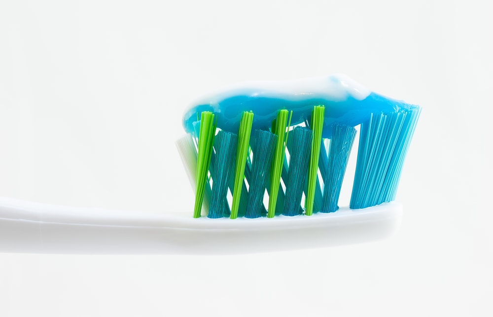 歯磨き粉を付けた歯ブラシ